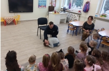 Chlopiec demonstruje pozycje zolwia.