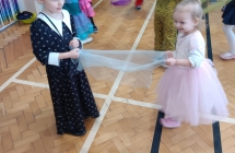 Dziewczynki z chustka szyfonowa.