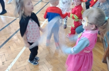 Dzieci podczas tanca z chustkami.