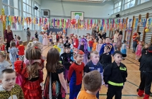 Tance w udekorowanej sali.