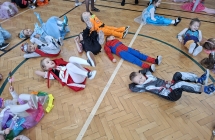 Dzieci w lezeniu na podlodze.