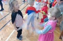 Dzieci podczas tanca z chustkami. (1)