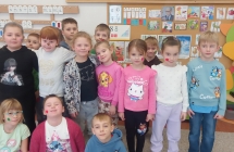 Dzieci z przyklejonymi piegami