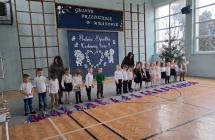 dzieci z grupy kotki podczas uroczystosci