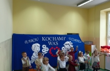 Dzieci podczas ta+äca z wst¦u+-kami - grupa X