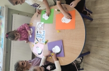 dzieci wykonuja prace plastyczna