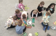 przedszkolaki podczas zabaw z okazji Dnia Kota