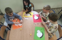 przedszkolaki wykonuja prace plastyczna