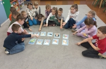 Szesciolatki z grupy IX na dywanie z ilustracjami do czego sluzy internet 