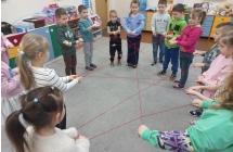 Dzieci z grupy IX podczas zabawy z welna - siec