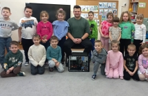 Zdjecie grupy IX z panem informatykiem