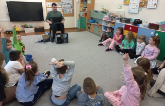 Szesciolatki zadaja panu informatykowi pytania