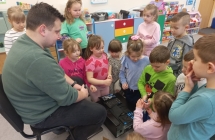 Dzieci z gr. IX ogladaja narzedzia informatyka.