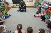 Pan informatyk objasnia dzieciom z gr. IX budowe komputera