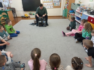 Pan informatyk objasnia dzieciom z gr. IX budowe komputera