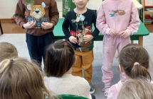 Dzieci ogladaja inscenizacje wiersza J. Brzechwy w wykonaniu swoich kolegow. 