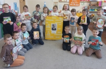 Dzieci z gr IX z wykonanym plakatem oraz ksiazkami autorstwa J. Brzechwy