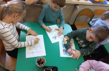 Dzieci z gr. IX podczas wykonywania kart pracy do wiersza J. Brzechwy.