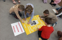 Szesciolatki z grupy IX na dywanie podczas wykonywania plakatu o J. Brzechwie.