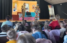 Przebrani aktorzy wystepuja na scenie.