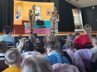 Przebrani aktorzy wystepuja na scenie.