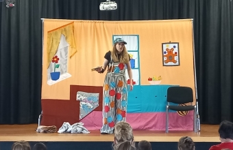 Aktor wystepujacy na scenie.