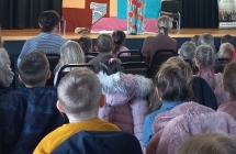 Widzowie ogladaja spektakl.