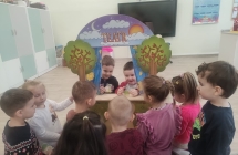 dzieci wystepuja w teatrzyku Na straganie