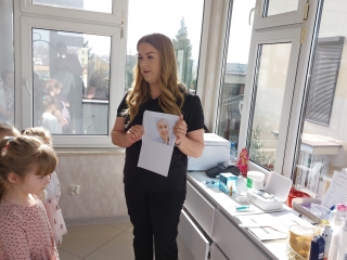 3. Prezentowanie twarzy i skory dojrzalego czlowieka.