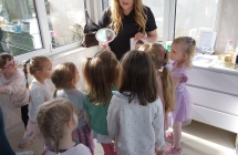 2. Dzieci ogladaja w lusterku swoje twarze.