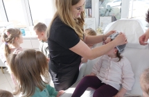 6. Dziewczynka siedzi na fotelu zabiegowym.