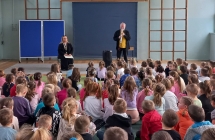 Dzieci sluchaja gry na EWI