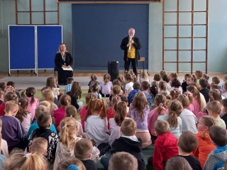 Dzieci sluchaja gry na EWI