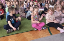 Radosne dzieci nasladuja lasso przy muzyce Susanna