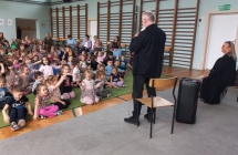 Przedszkolaki aktywnie sluchaja muzyki.