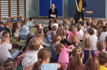 Muzyk prezentuje instrument EWI