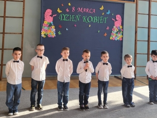 Chlopcy z grupy VII skladaja zyczenia wszytskim Paniom w dniu ich swieta.