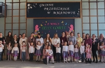 Dzieci z grupy Wiewioreczki wraz z rodzicami po wystepie z okazji Dnia Kobiet.