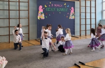 Chlopcy i dziewczynki z grupy VII tancza w parach do utworu Let's twist again.