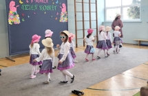 Dziewczynki z grupy VII podczas ukladu tanecznego do utworu Kto ma tyle wdzieku co ja.