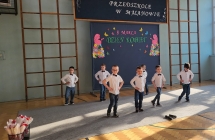 Taniec chlopcow z grupy VII.