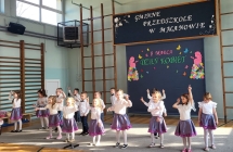 Dzieci z grupy Wiewioreczki tancza i spiewaja piosenke.
