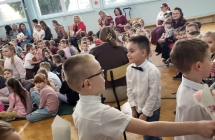 Chlopcy wreczaja upominki wszystkim Paniom w przedszkolu oraz zaproszonym gosciom.