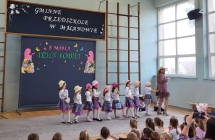 Dziewczynki z grupy VII podczas ukladu tanecznego w pieknych strojach,