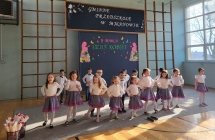 Chlopcy i dziewczynki z grupy VII podczas wystepu z okazji Dnia Kobiet tancza i spiewaja.