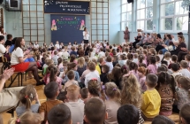 Spolecznosc przedszkolna oraz zaproszeni goscie na wystepie dzieci z grupy VII z okazji Dnia Kobiet, Przemowienie Pani Dyrektor.