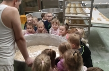 Dzieci obserwuja wyrabianie chleba