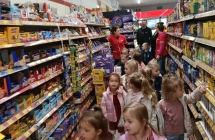 Wycieczka miedzy sklepowymi regalami