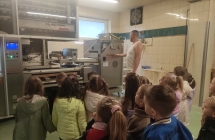 dzieci obserwuja proces powstawania bulek