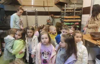 przedszkolaki z wizyta w cukierni